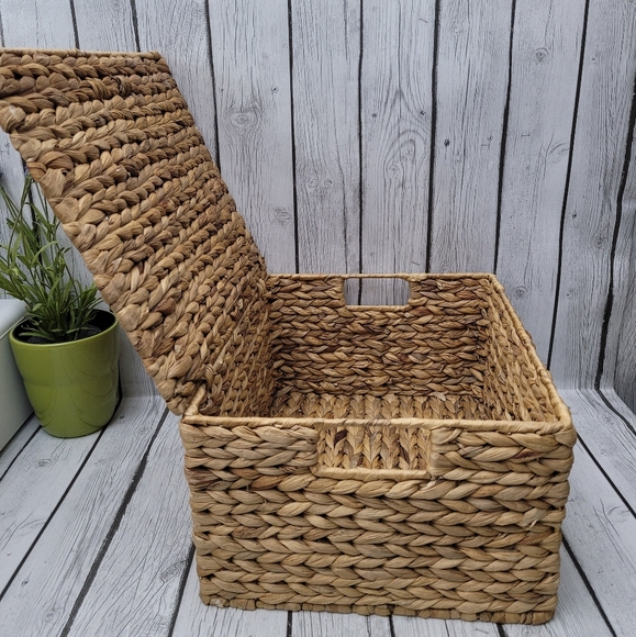 Natural Hyacinth Basket with Lid and Wooden Handle - Picture 5 of 9